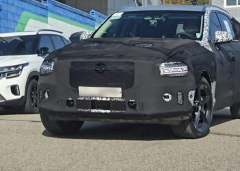 Genesis GV80 Hybrid Spied with New Grille Design